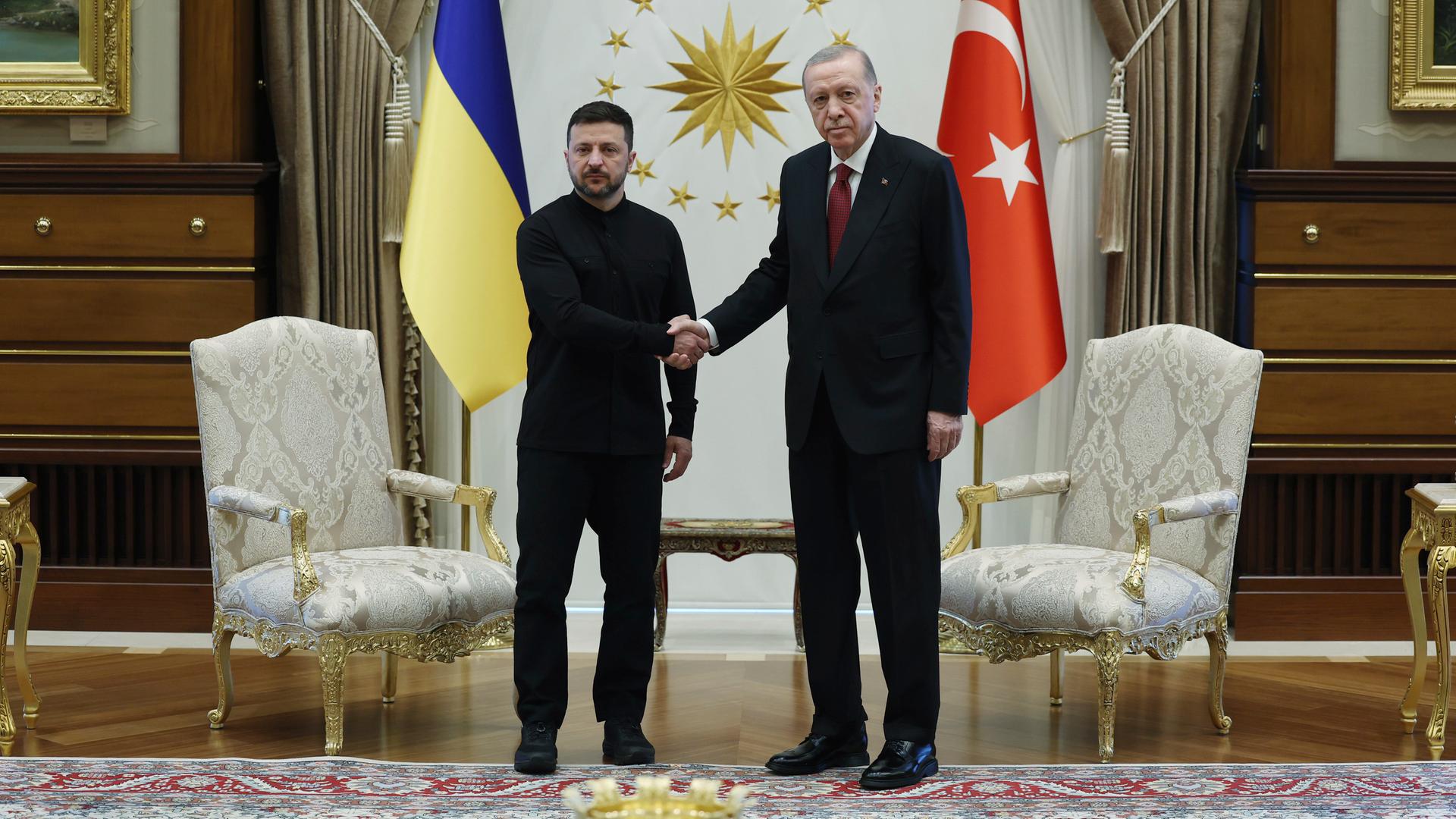 Der ukrainische Präsident Selenskyj schüttelt dem türkischen Präsidenten Erdogan die Hand. Der ukrainische Präsident Selenskyj schüttelt dem türkischen Präsidenten Erdogan die Hand.