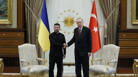 Der ukrainische Präsident Selenskyj schüttelt dem türkischen Präsidenten Erdogan die Hand. 