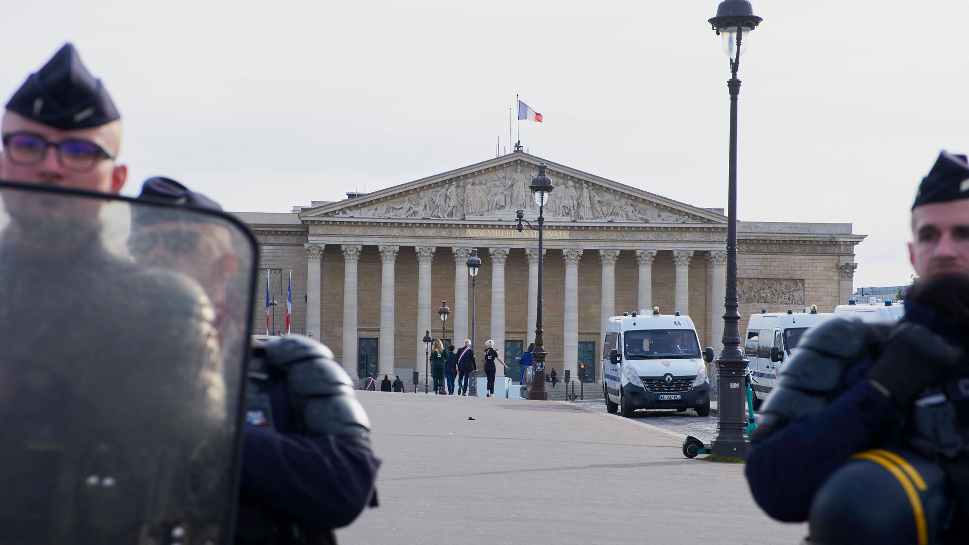 Polizisten schützen das französische Parlament.