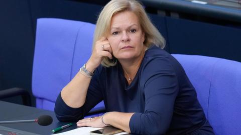 Innenministerin Nancy Faeser (SPD) nachdenklich und mit gedanklich abwesenden Blick auf der Regierungsbank bei einer Sitzung des Bundestags
