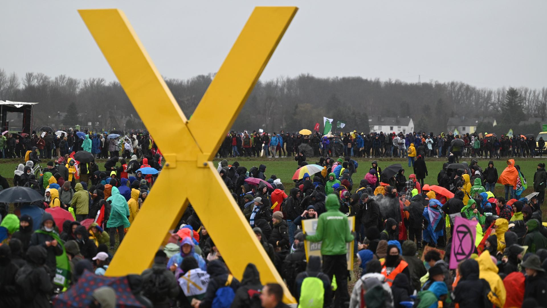 Zahlreiche Menschen nehmen an der Demonstration von Klimaaktivisten am Rande des Braunkohletagebaus bei Lützerath unter dem Motto "Räumung verhindern! Für Klimagerechtigkeit" teil. 