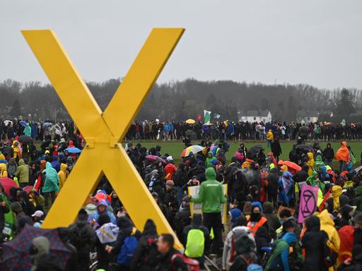 Zahlreiche Menschen nehmen an der Demonstration von Klimaaktivisten am Rande des Braunkohletagebaus bei Lützerath unter dem Motto "Räumung verhindern! Für Klimagerechtigkeit" teil. 