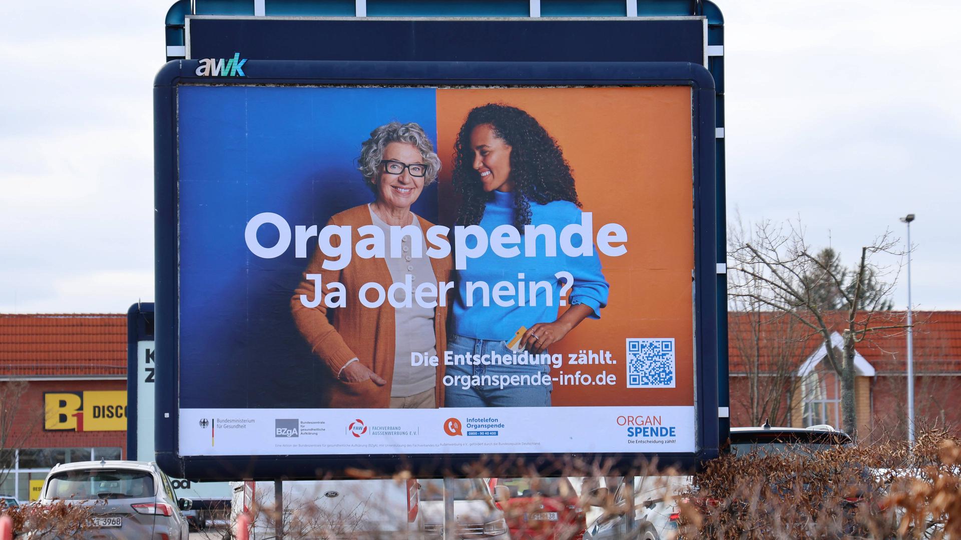 Ein Großflächenplakat wirbt in Erfurt für die Organspende