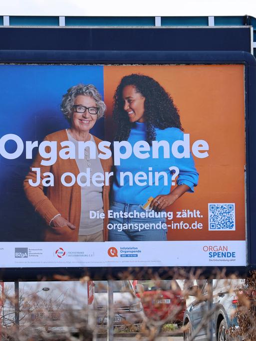 Ein Großflächenplakat wirbt in Erfurt für die Organspende