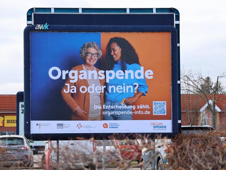 Ein Großflächenplakat wirbt in Erfurt für die Organspende