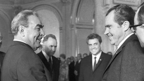 Leonid Iljitsch Breschnew, Generalsekretär der KPdSU, begrüßt US-Präsident Richard Nixon am 23. Mai 1972 in Moska. Im Hintergrund Dolmetscher