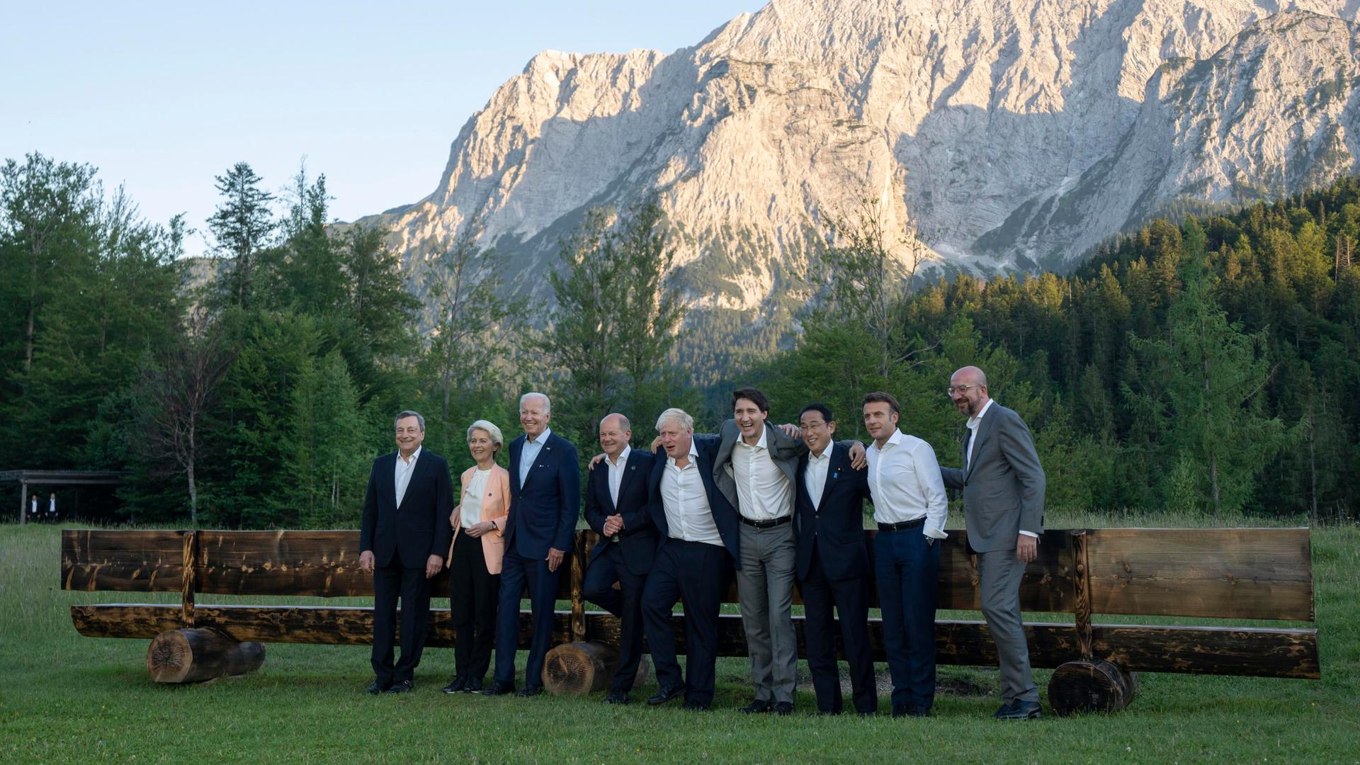 Gruppenbild der Teilnehmenden des G7-Gipfels vor der weltbekannten Holzbank 