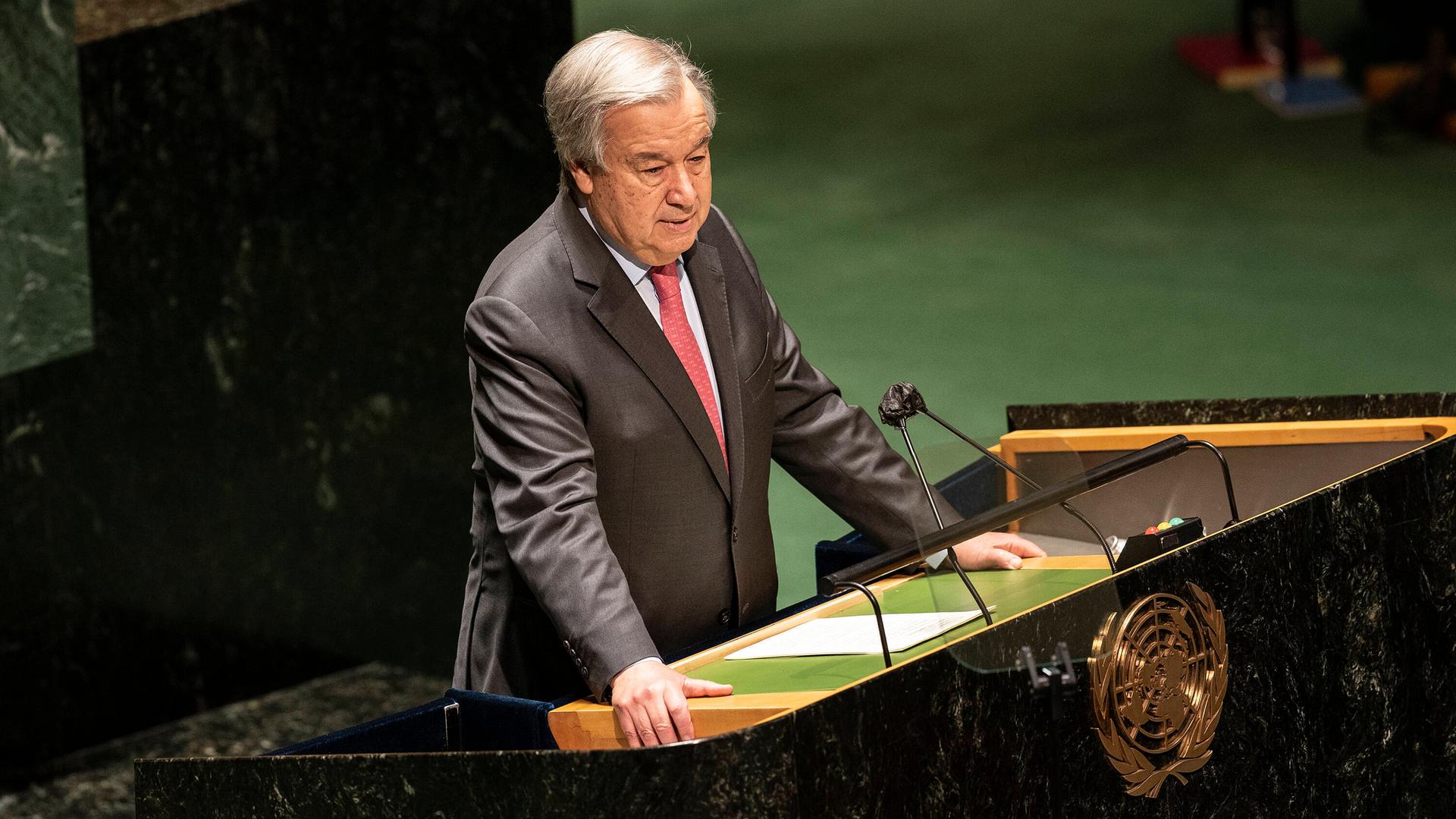 Generalsekretär Antonio Guterres spricht während der Generalversammlung zur Lage in der Ukraine im UN-Hauptquartier.