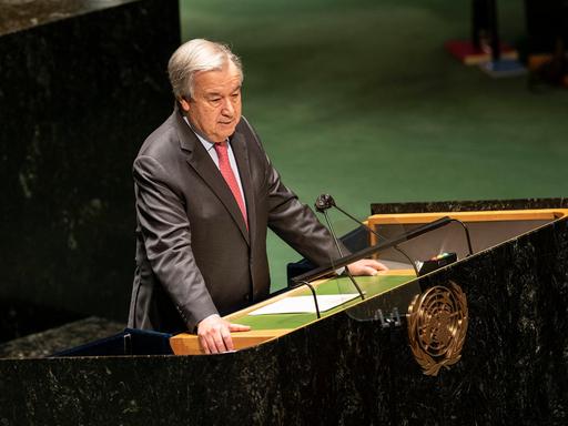 Generalsekretär Antonio Guterres spricht während der Generalversammlung zur Lage in der Ukraine im UN-Hauptquartier. Generalsekretär Antonio Guterres spricht während der Generalversammlung zur Lage in der Ukraine im UN-Hauptquartier.