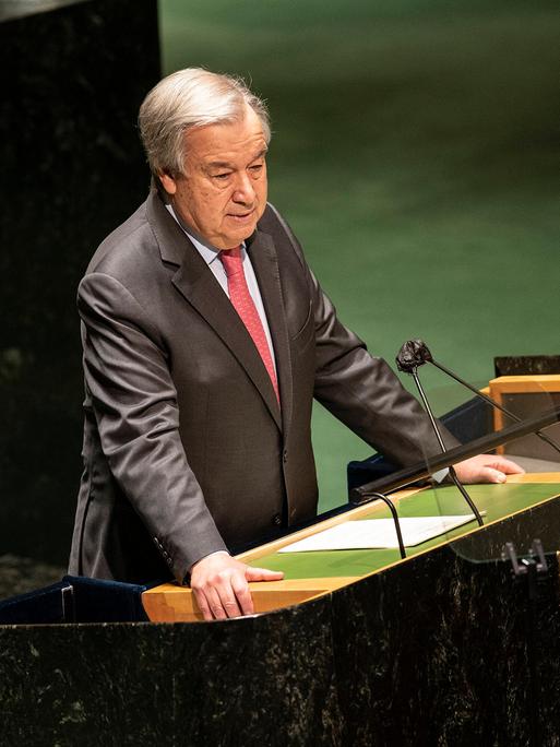 Generalsekretär Antonio Guterres spricht während der Generalversammlung zur Lage in der Ukraine im UN-Hauptquartier. Generalsekretär Antonio Guterres spricht während der Generalversammlung zur Lage in der Ukraine im UN-Hauptquartier.