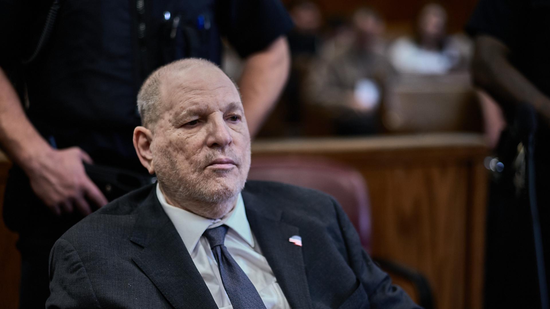 Weinstein sitzt im Gericht. Im Hintergrund ist der Gerichtssaal zu erkennen.