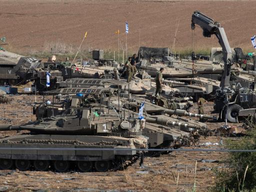 Vorbereitungen für die Bodenoffensive: Fahrzeuge und Soldaten der israelischen Armee im Süden des Landes in der Nähe des Gaza-Streifens