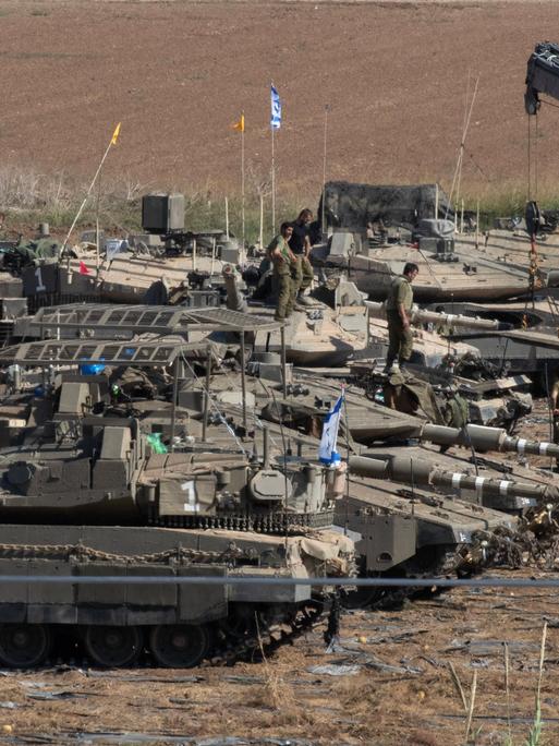 Vorbereitungen für die Bodenoffensive: Fahrzeuge und Soldaten der israelischen Armee im Süden des Landes in der Nähe des Gaza-Streifens