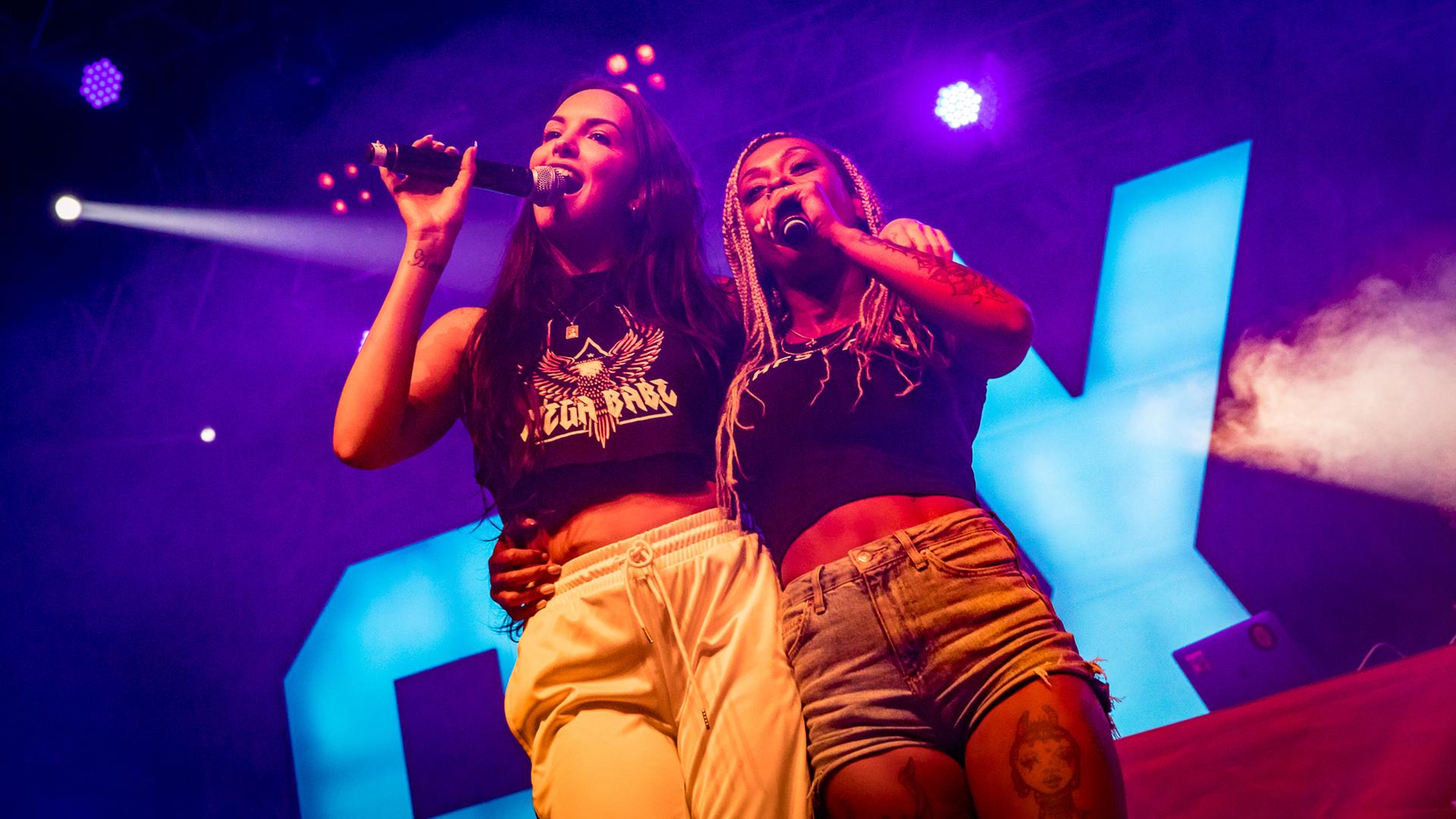 Das Rapperinnen-Duo SXTN, Juju und Nura, bei einem Auftritt, 2018.
