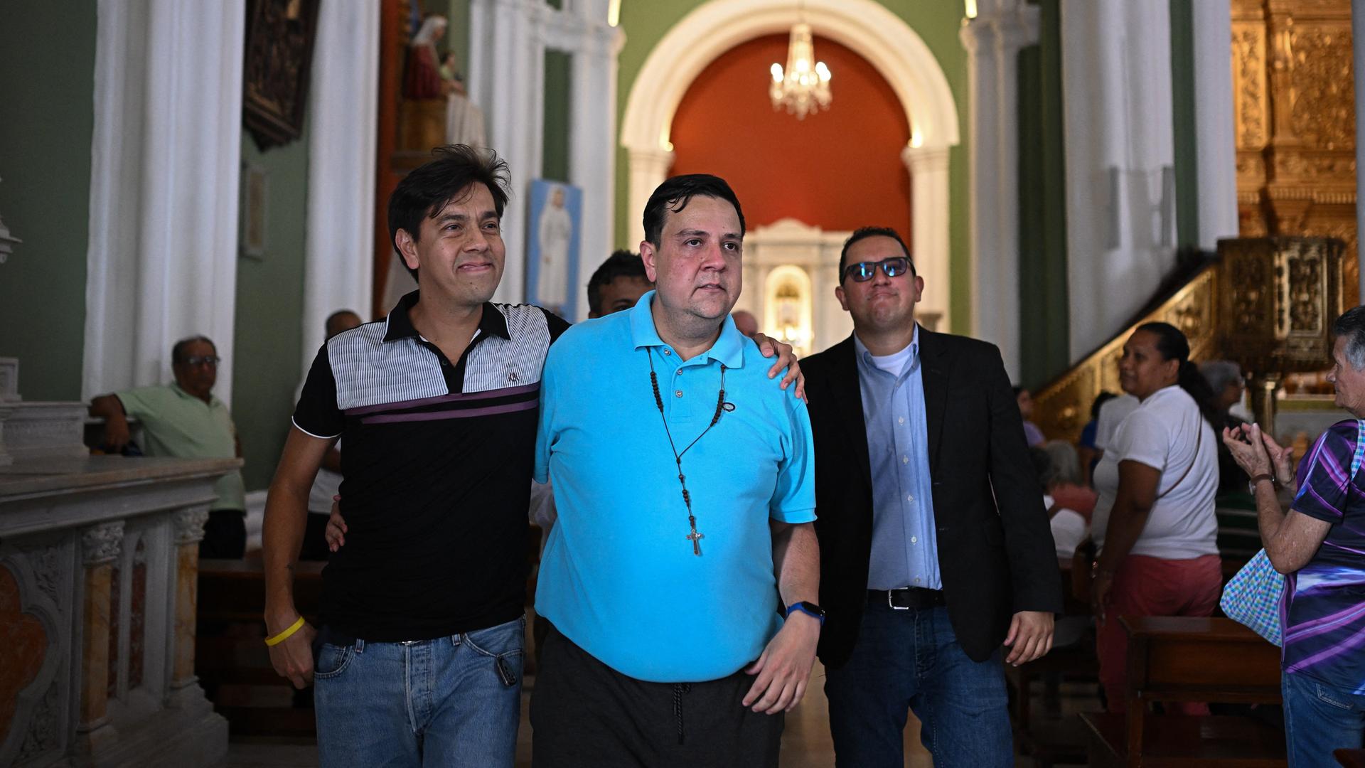 Javier Tarazona kommt mit seinem Bruder Jose Rafael und seinem Rechtsanwalt Miguel Forero aus dem Gefängnis. Javier Tarazona kommt mit seinem Bruder Jose Rafael und seinem Rechtsanwalt Miguel Forero aus dem Gefängnis.