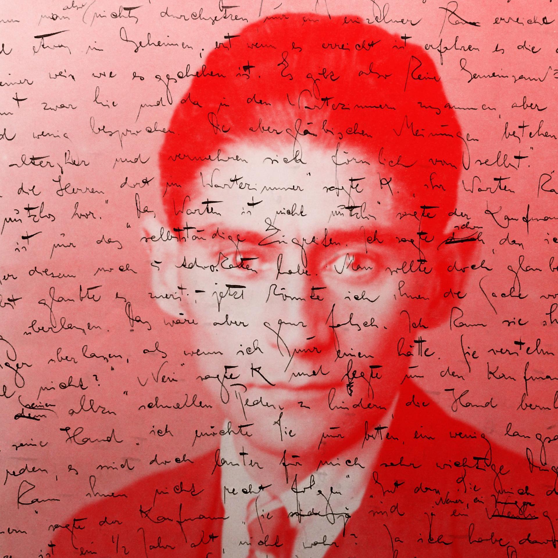 Collage eines historischen Porträts von Franz Kafka, das mit roter Farbe und einer Abbildung seiner eigenen Handschrift unterlegt ist.