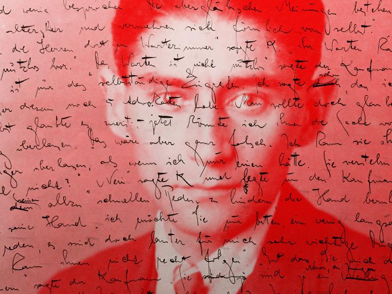 Collage eines historischen Porträts von Franz Kafka, das mit roter Farbe und einer Abbildung seiner eigenen Handschrift unterlegt ist.