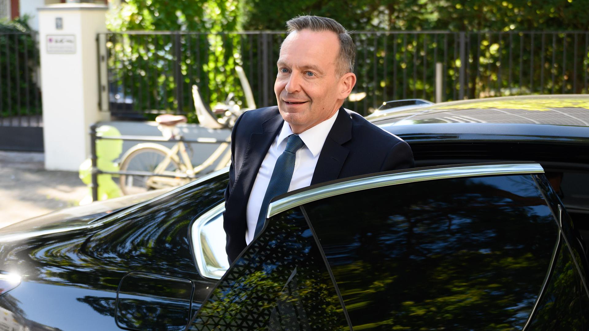 Volker Wissing (FDP), Bundesminister für Verkehr und Digitales, steigt aus einem schwarzen Auto. 