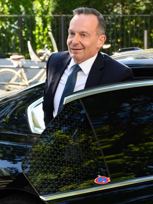 Volker Wissing (FDP), Bundesminister für Verkehr und Digitales, steigt aus einem schwarzen Auto. 