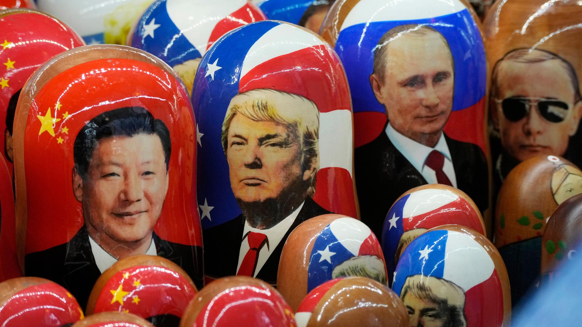 Traditionelle russische Holzpuppen, Matrjoschkas, die den chinesischen Präsidenten Xi Jinping, US-Präsidenten Donald Trump und den russischen Präsidenten Wladimir Putin darstellen, werden in einem Souvenirladen in St. Petersburg zum Verkauf angeboten. 