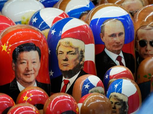 Traditionelle russische Holzpuppen, Matrjoschkas, die den chinesischen Präsidenten Xi Jinping, US-Präsidenten Donald Trump und den russischen Präsidenten Wladimir Putin darstellen, werden in einem Souvenirladen in St. Petersburg zum Verkauf angeboten. 