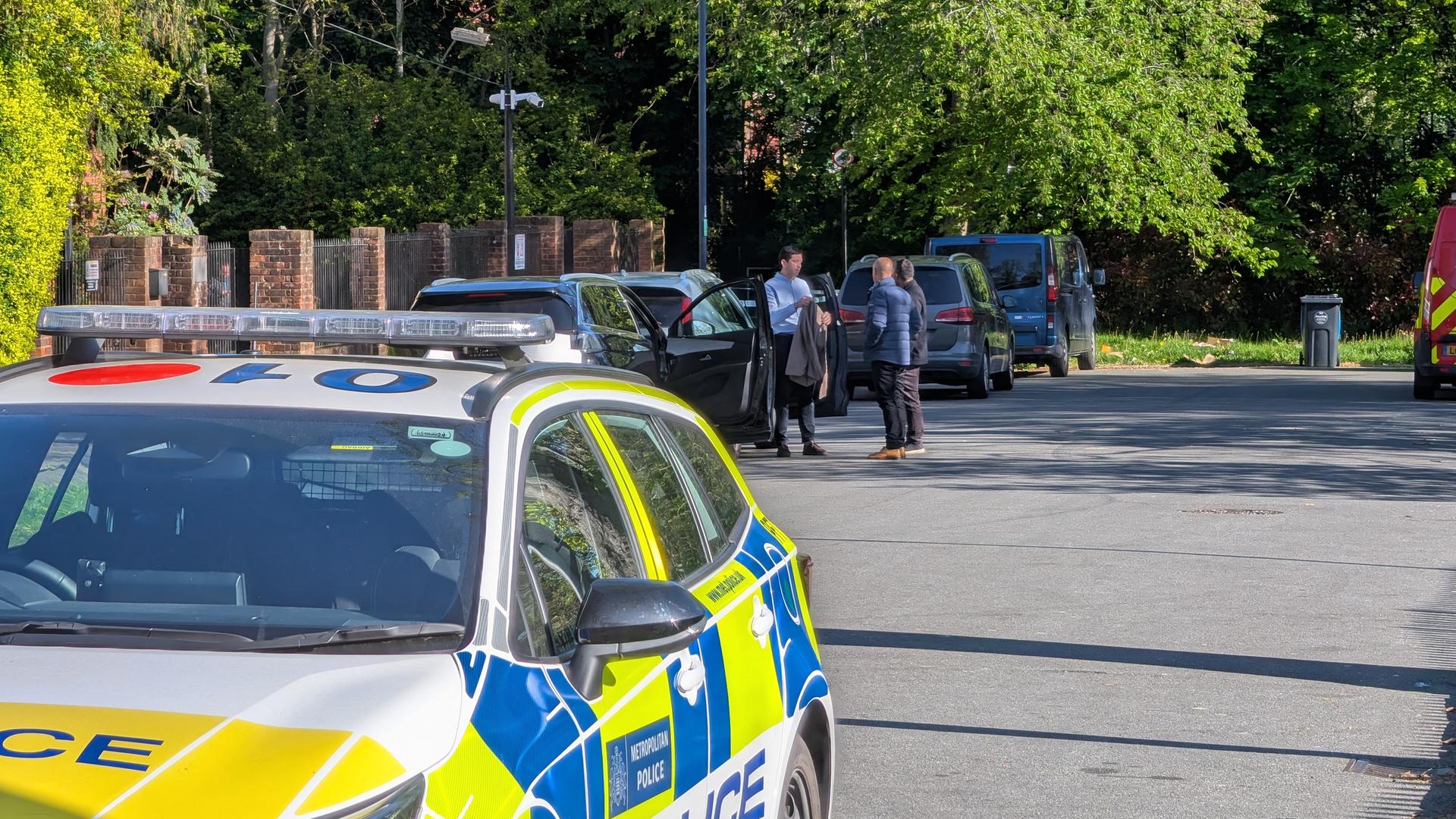 Polizeibeamte patrouillieren an einer Absperrung in der Nähe der Kenton United Synagogue in Harrow im Nordwesten Londons nach einem versuchten Brandanschlag. 