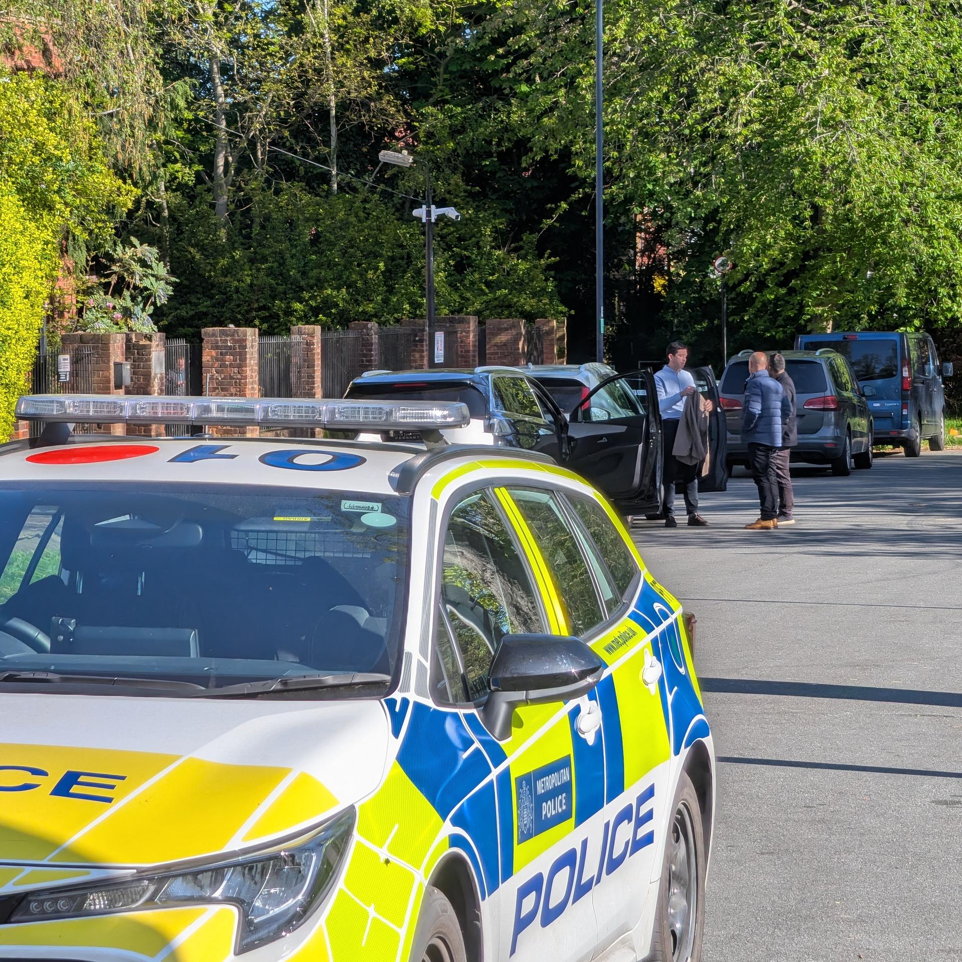Polizeibeamte patrouillieren an einer Absperrung in der Nähe der Kenton United Synagogue in Harrow im Nordwesten Londons, nach einem versuchten Brandanschlag. 
