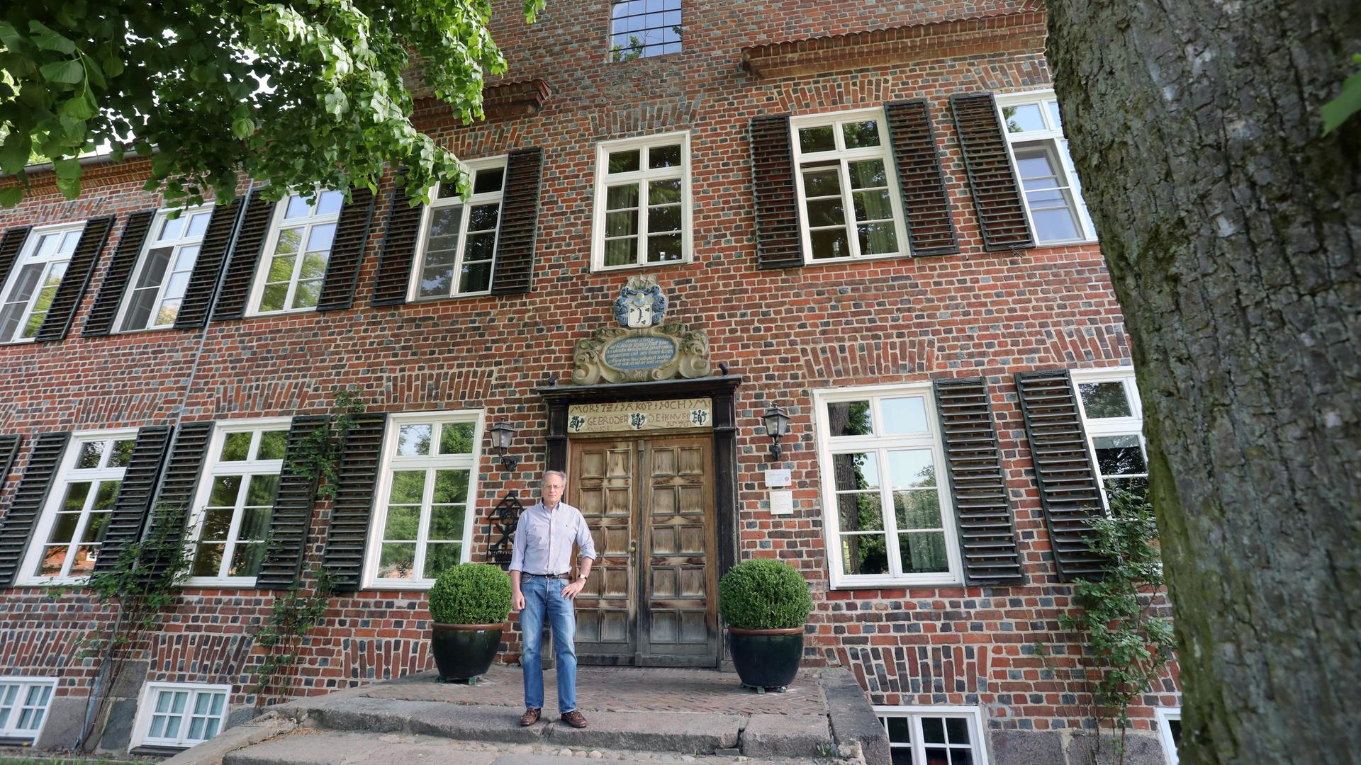 Manfred Achtenhagen, Betreiber von Gutshaus Ludorf, steht vor dem Gutshaus. Manfred Achtenhagen, Betreiber von Gutshaus Ludorf, steht vor dem Gutshaus.