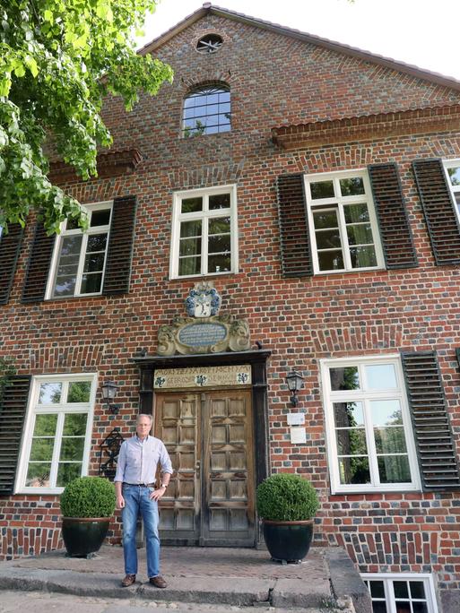 Manfred Achtenhagen, Betreiber von Gutshaus Ludorf, steht vor dem Gutshaus.