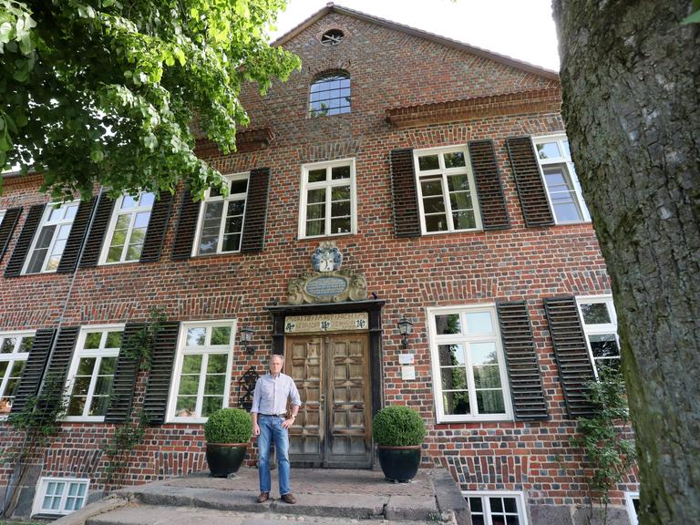 Manfred Achtenhagen, Betreiber von Gutshaus Ludorf, steht vor dem Gutshaus.