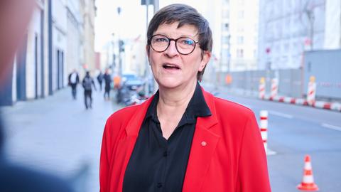  Berlin: Saskia Esken, SPD-Bundesvorsitzende, kommt in die bayrische Landesvertretung, zur Fortsetzung der Koalitionsverhandlungen von Union und der SPD.