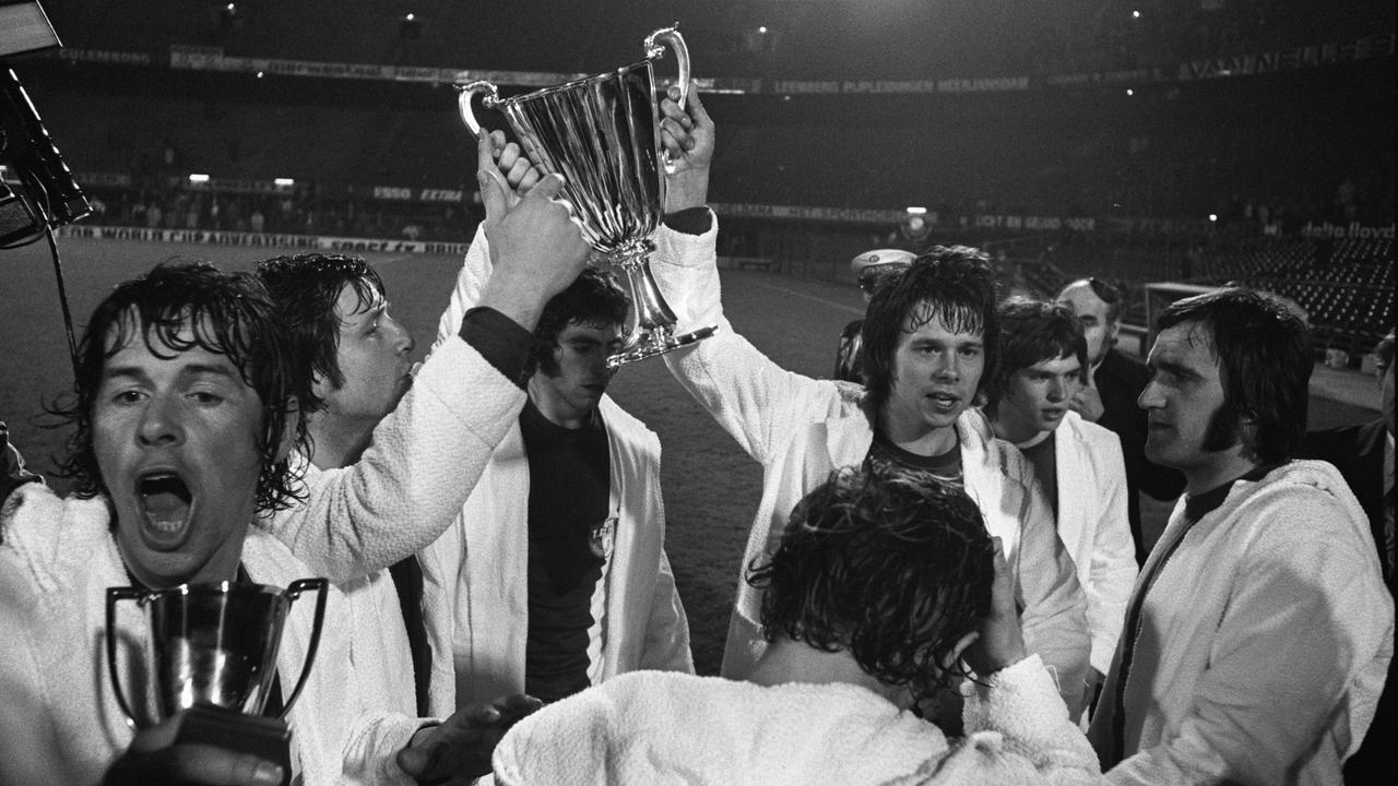 In Rotterdam feiern die Magdeburger Spieler am 8. Mai 1974 ihren 2:0-Endspielerfolg gegen den favorisierten AC Mailand. 