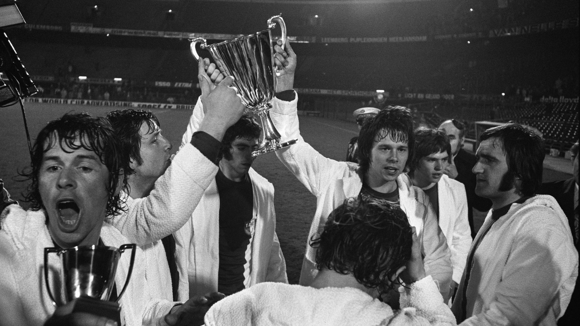 In Rotterdam feiern die Magdeburger Spieler am 8. Mai 1974 ihren 2:0-Endspielerfolg gegen den favorisierten AC Mailand. 