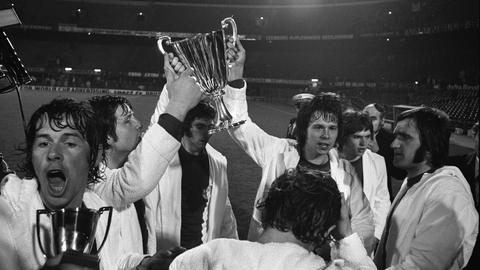 In Rotterdam feiern die Magdeburger Spieler am 8. Mai 1974 ihren 2:0-Endspielerfolg gegen den favorisierten AC Mailand. 