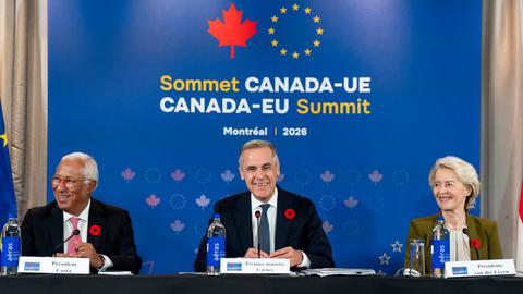 Mark Carney. Kanadas Premierminister (Mitte), Antonio Costa, Präsident des Europäischen Rates  (links), und Ursula von der Leyen, Präsidentin der Europäischen Kommission sitzen auf einem Podium beim Kanada-EU-Gipfel. 