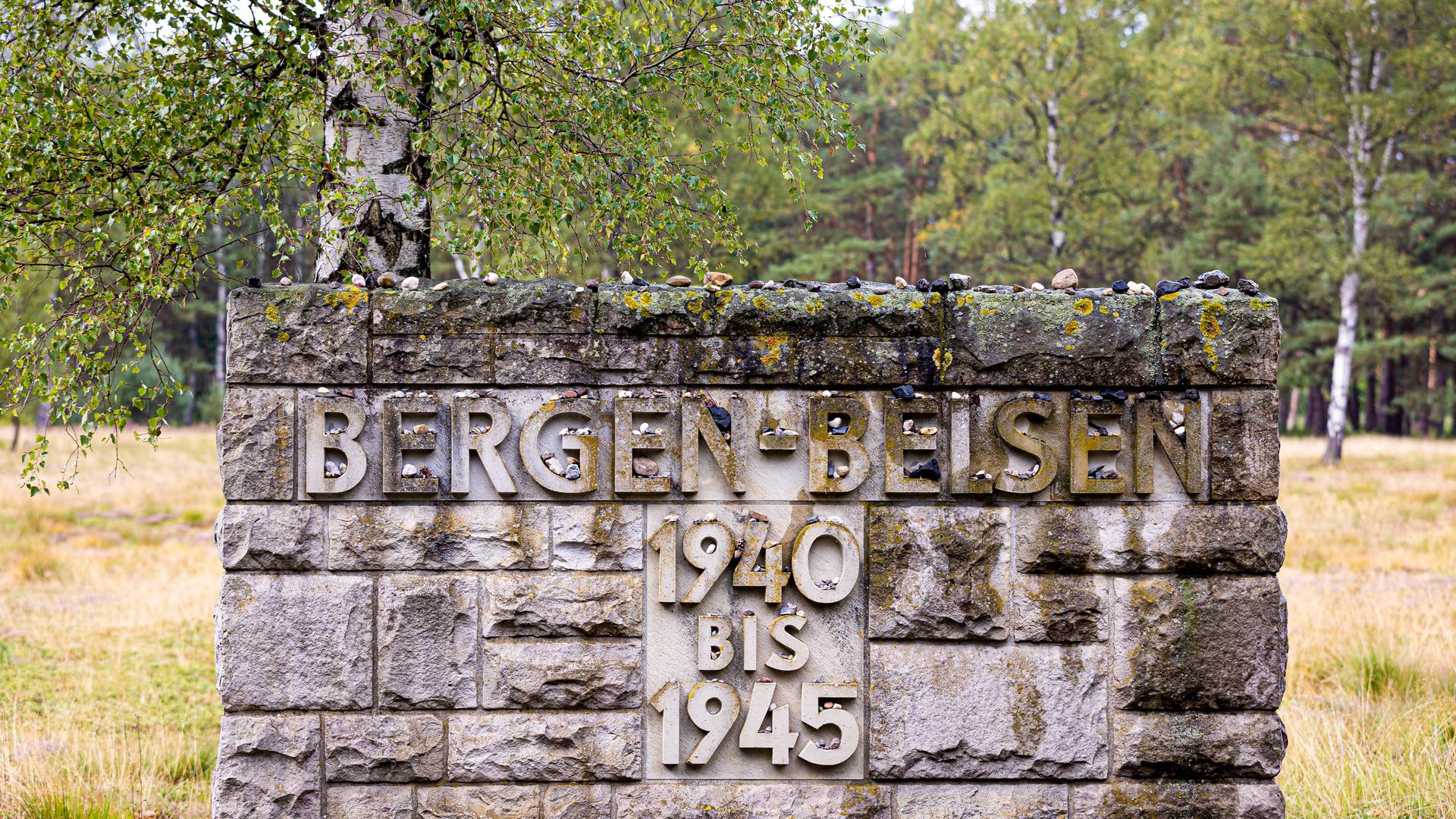 Der Schriftzug «Bergen-Belsen, 1940 bis 1945» steht auf einer Steinwand auf dem Gelände der Gedenkstätte Bergen-Belsen im Landkreis Celle.