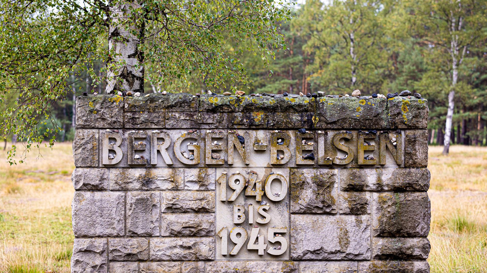 Der Schriftzug «Bergen-Belsen, 1940 bis 1945» steht auf einer Steinwand auf dem Gelände der Gedenkstätte Bergen-Belsen im Landkreis Celle. Der Schriftzug «Bergen-Belsen, 1940 bis 1945» steht auf einer Steinwand auf dem Gelände der Gedenkstätte Bergen-Belsen im Landkreis Celle.