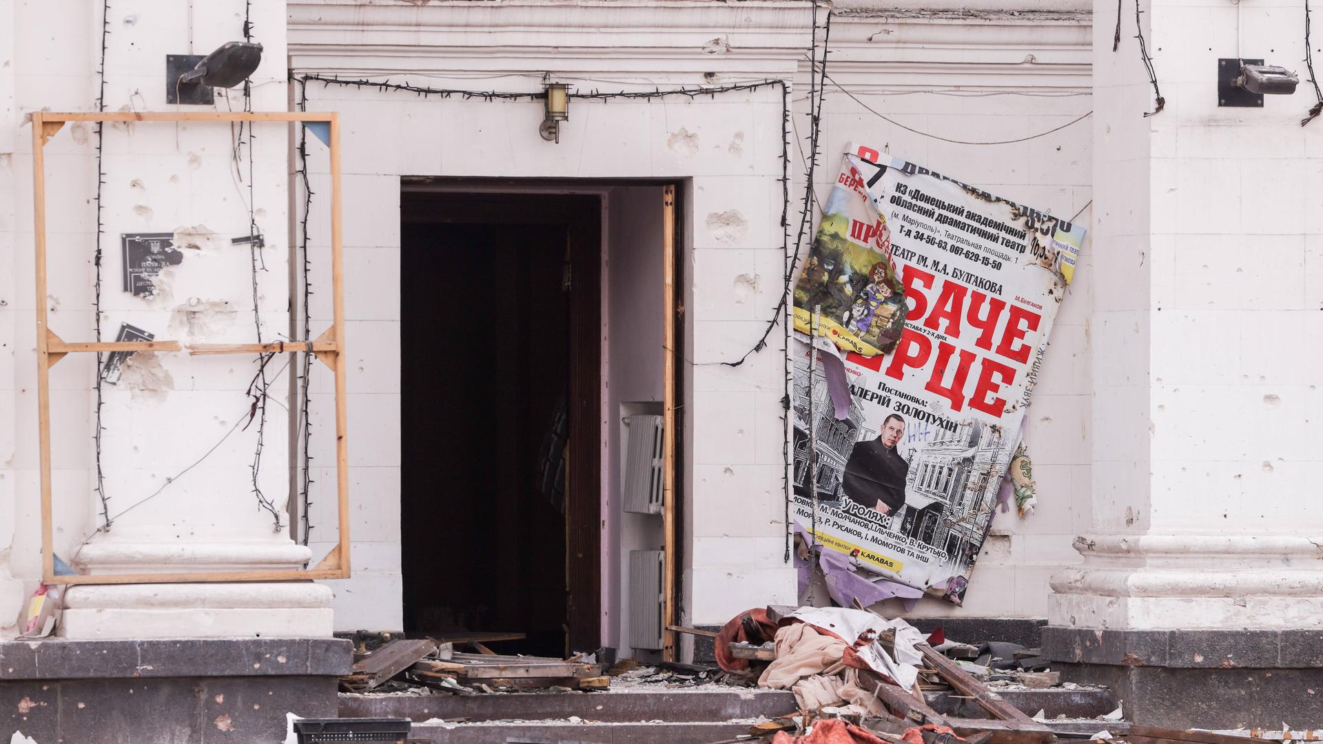 Trümmer liegen vor einem ehemaligen Eingang des  zerstörten Theaters der ukrainischen Stadt Mariupol. 