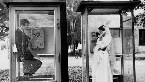 Hochzeitspaar in Telefonzellen, Leipzig, Sachsen, DDR, 1984