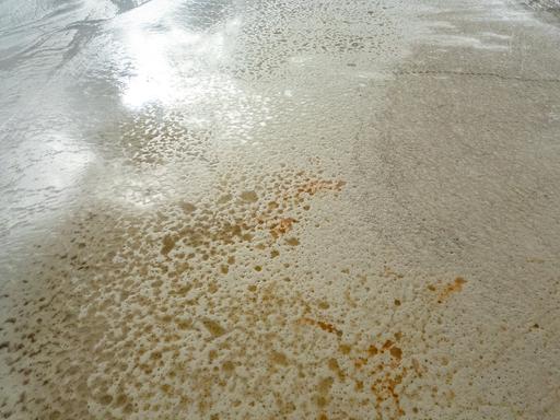 Graugrünes, schmutzig aussehendes Wasser im Camastra-Staudamm in der italienischen Region Basilikata.