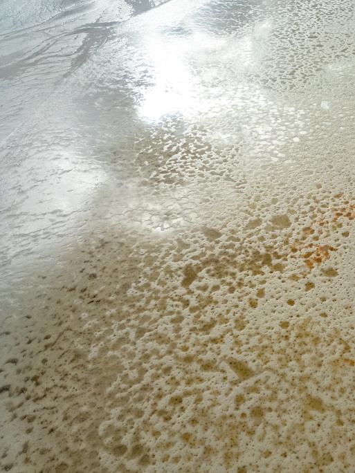 Graugrünes, schmutzig aussehendes Wasser im Camastra-Staudamm in der italienischen Region Basilikata.