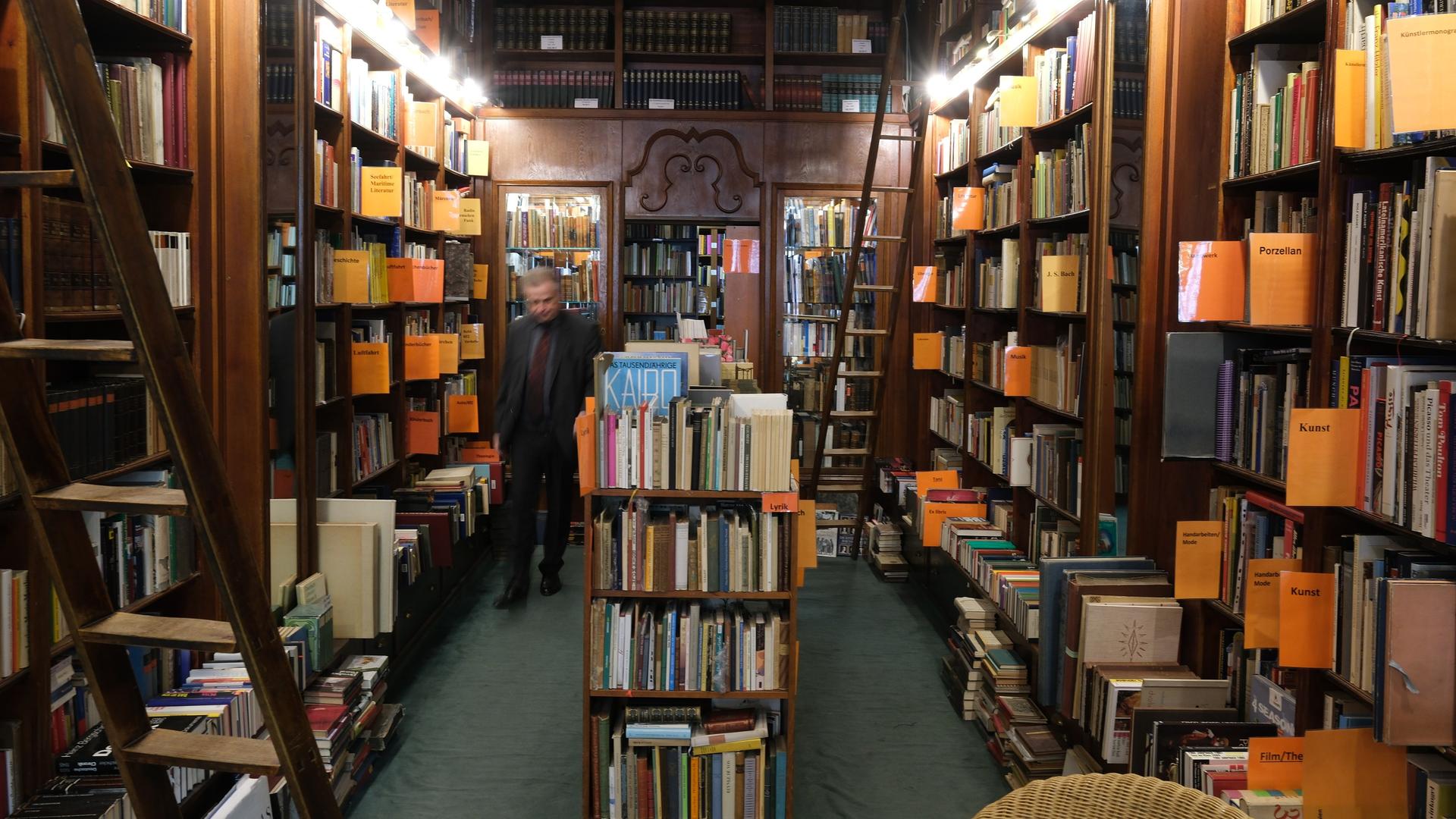 Blick in eine antiquarische Buchhandlung.