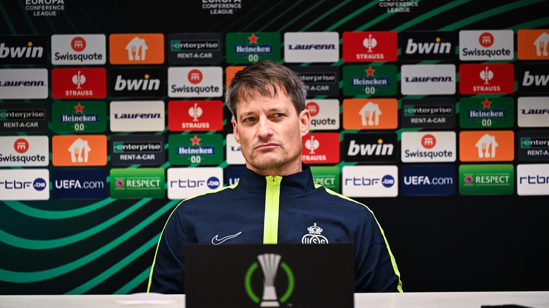Fußballtrainer Alexander Blessin spricht während einer Pressekonferenz. Fußballtrainer Alexander Blessin spricht während einer Pressekonferenz.