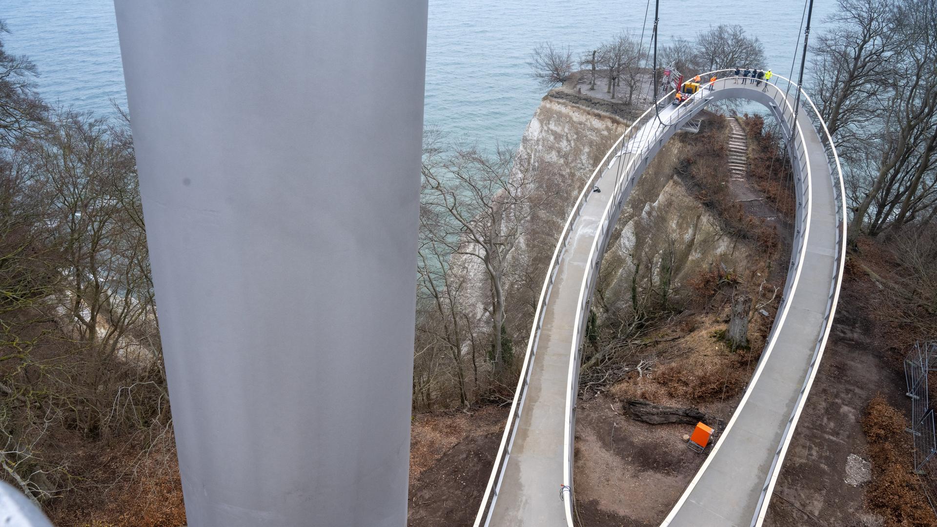 Eine Aufnahme von oben zeigt die neue Aussichtsplattform am Königsstuhl auf der Insel Rügen.