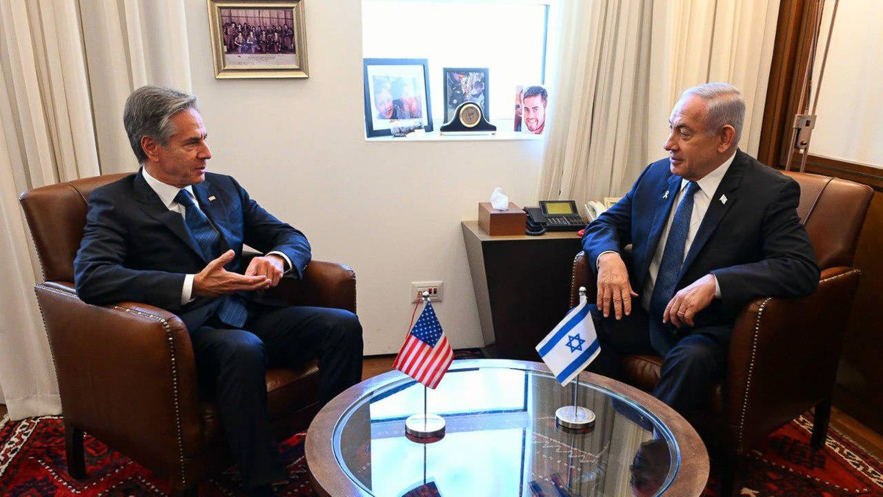 US-Außenminister Antony Blinken sitzt neben dem israelischen Premierminister Benjamin Netanjahu.