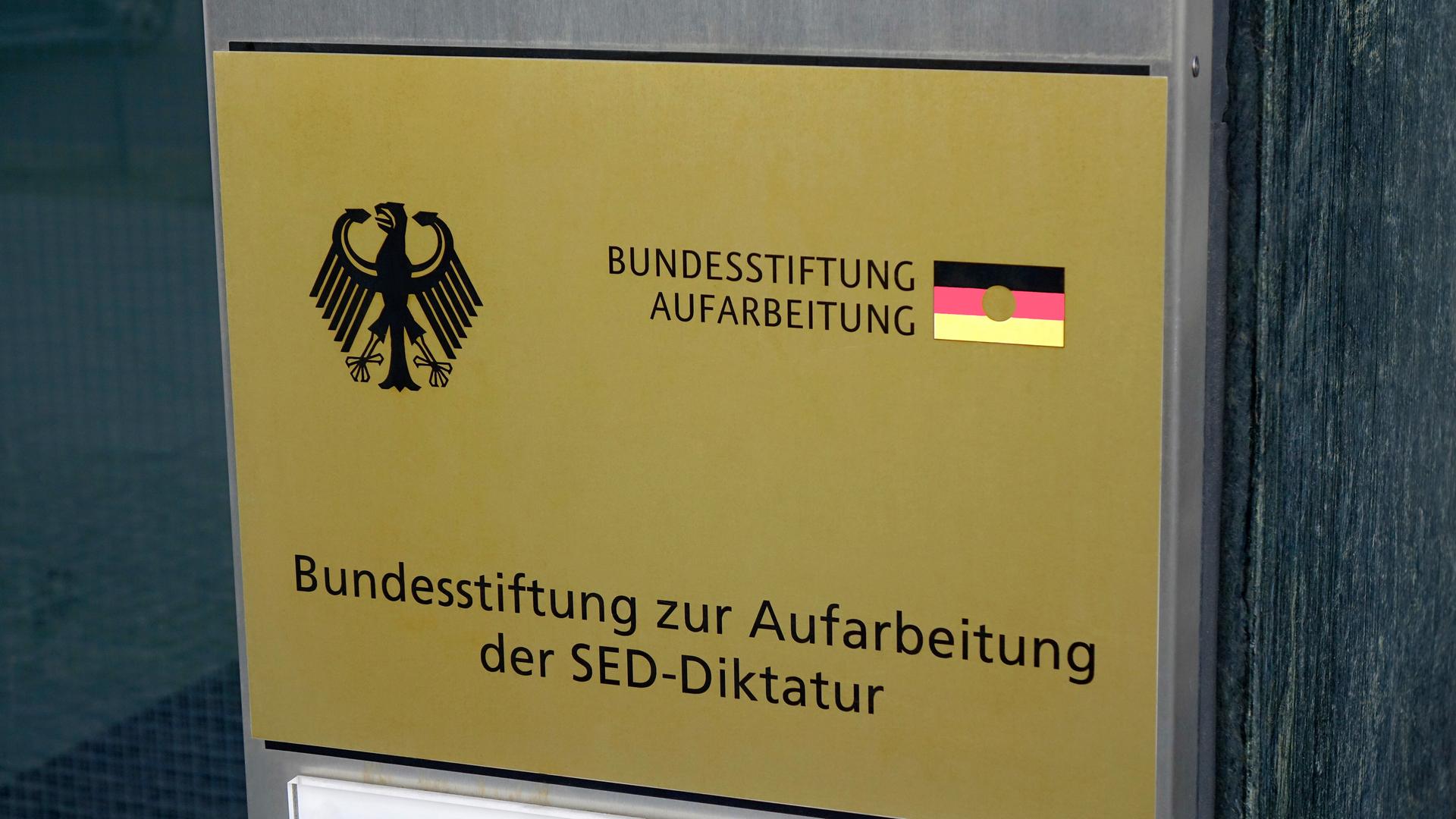Abgebildet ist ein Schild der Bundesstiftung zur Aufarbeitung der SED-Diktatur am Sitz in der Kronenstrasse in Berlin.