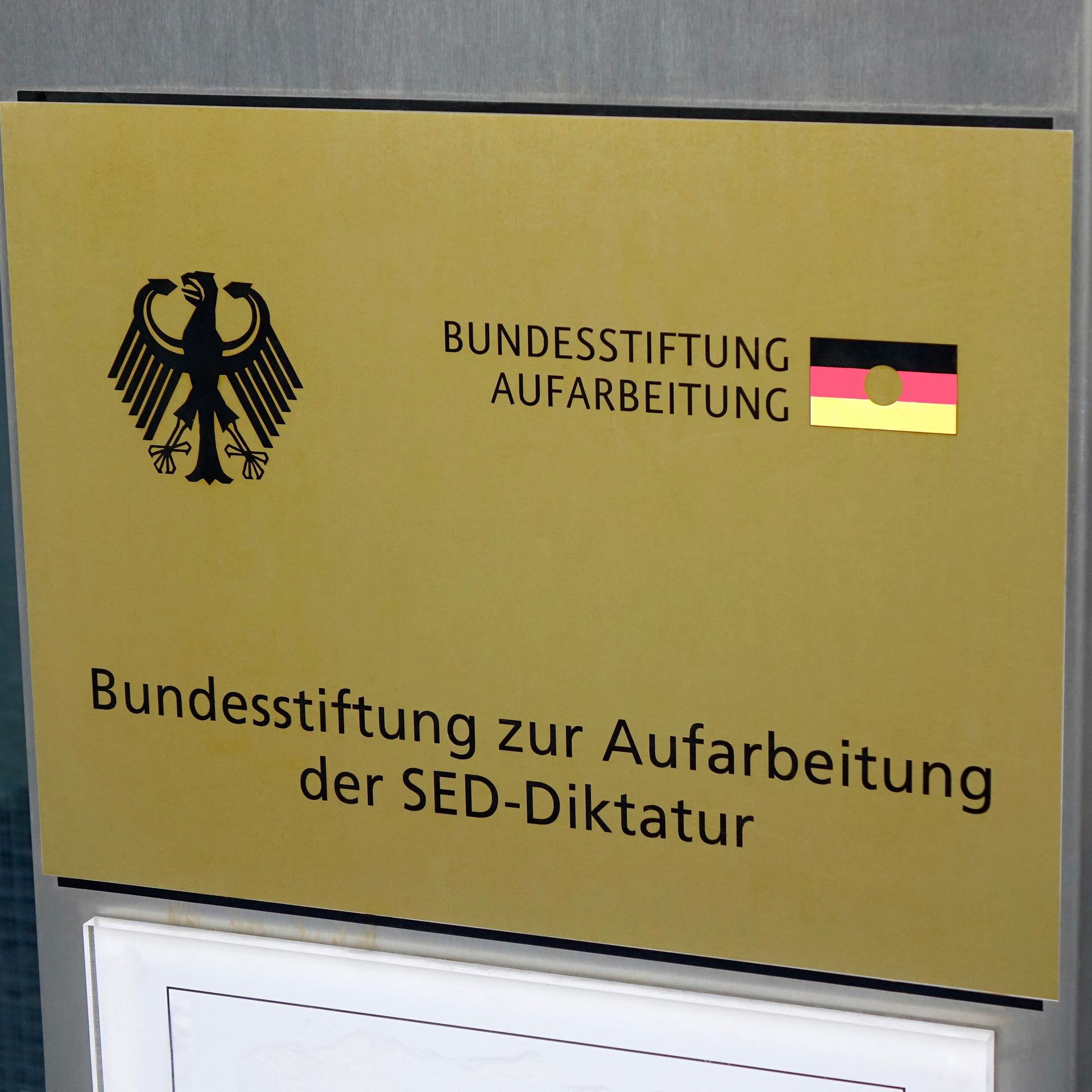 Abgebildet ist ein Schild der Bundesstiftung zur Aufarbeitung der SED-Diktatur am Sitz in der Kronenstrasse in Berlin.