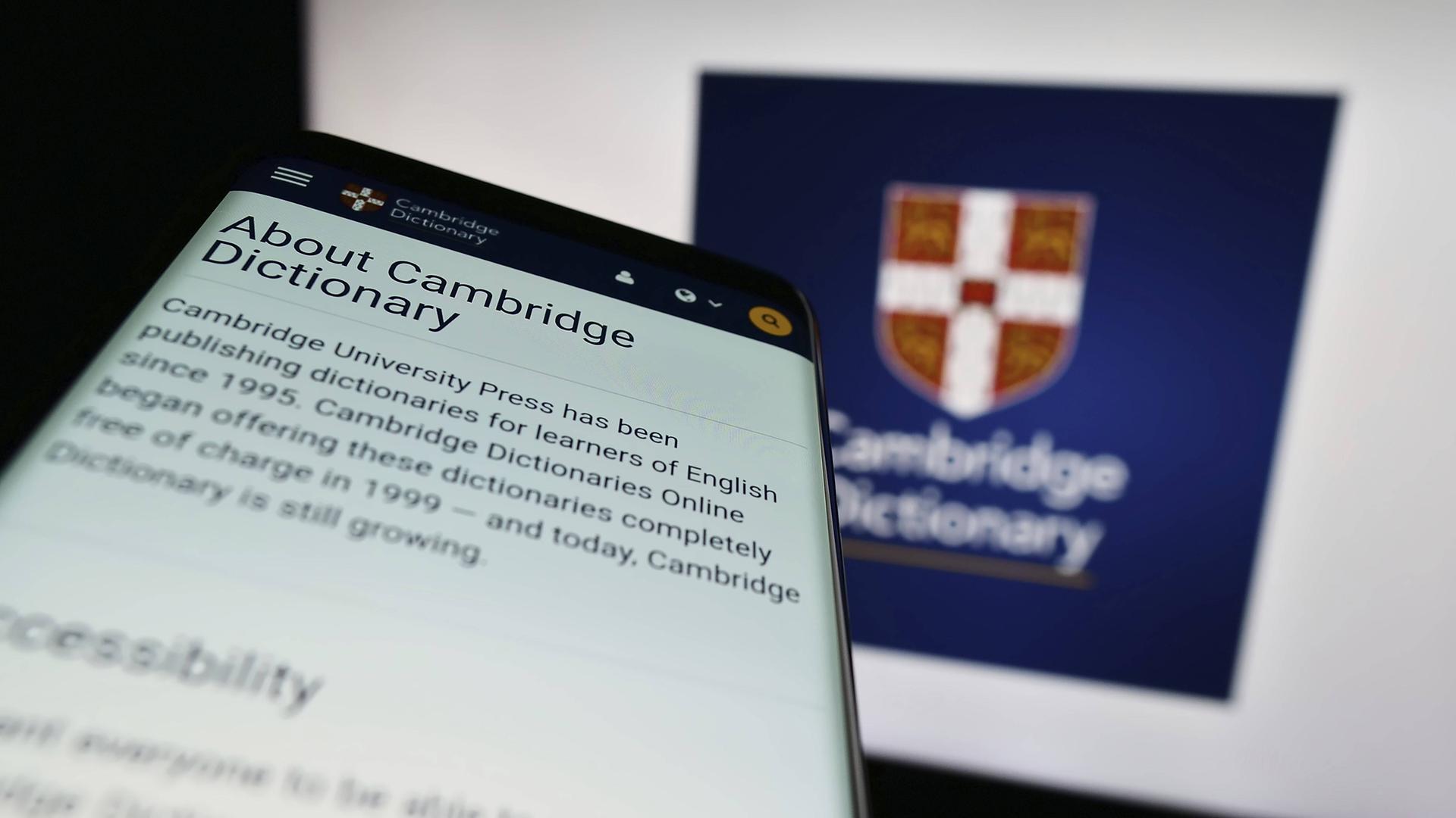 Stuttgart, Germany, 07-11-2023: Mobile phone with webpage of Cambridge Dictionary on screen in front of logo. Focus on top-left of phone display, Europe Copyright: imageBROKER/TimonxSchneider ibliqx10714849.jpg Bitte beachten Sie die gesetzlichen Bestimmungen des deutschen Urheberrechtes hinsichtlich der Namensnennung des Fotografen im direkten Umfeld der Veröffentlichung