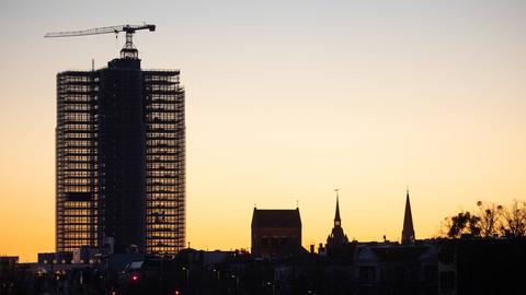 Blick auf die Baustelle eines Hochhauses am Steglitzer Kreisel im Dezember 2021 im Abendlicht.