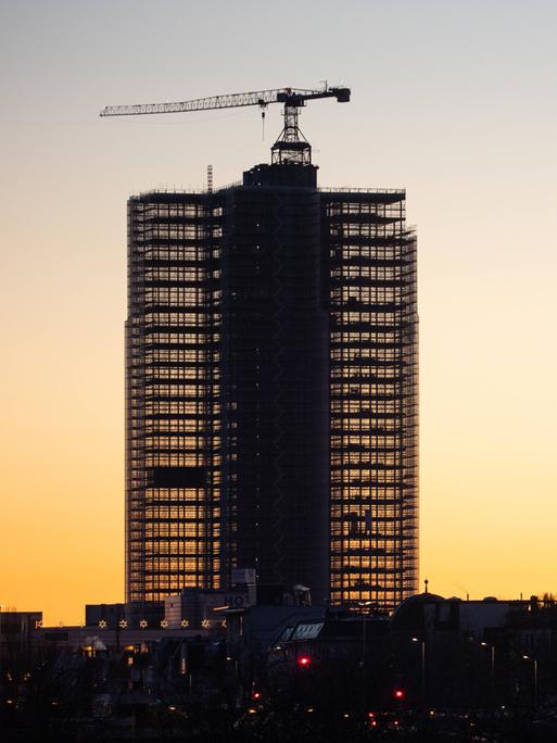 Blick auf die Baustelle eines Hochhauses am Steglitzer Kreisel im Dezember 2021 im Abendlicht.